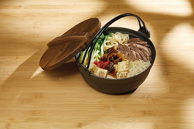 Olla Japonesa de Hierro Fundido para Sukiyaki con Tapa de Madera
